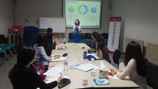 성신여대(총장 심화진)는 고용노동부가 실시한 '2015년 대학청년고용센터 설치대학 평가'에서 우수대학으로 선정됐다고 8일 밝혔다. 성신여대는 지난 2014년 같은 평가에서도 우수대학으로 선정된 바 있어 여자대학으로서는 유일하게 2년 연속 우수대학으로 꼽혔다.  성신여대 제공